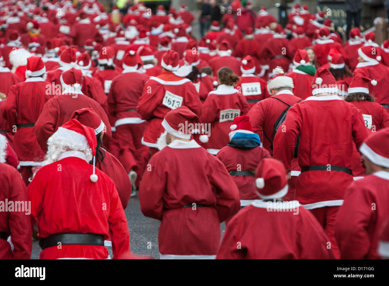 2 400 personnes s'engagent a 5km course habillée en père, dans une course annuelle connue sous le nom de Santa Dash, à Glasgow, Ecosse, dimanche 9 décembre 2012. Banque D'Images