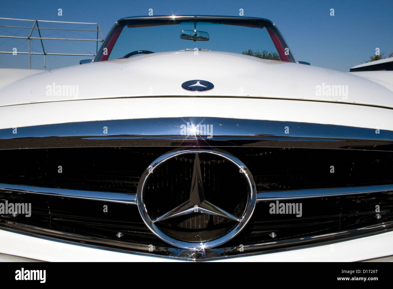 Le grill et d'un insigne d'une Mercedes blanche classique convertible. Banque D'Images