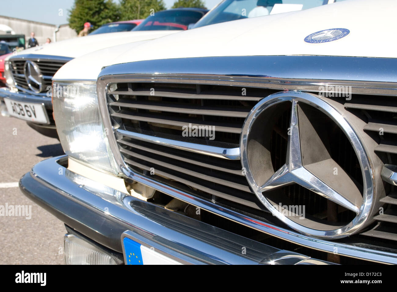 La Mercedes d'un insigne sur le devant d'un cabriolet classique. Banque D'Images