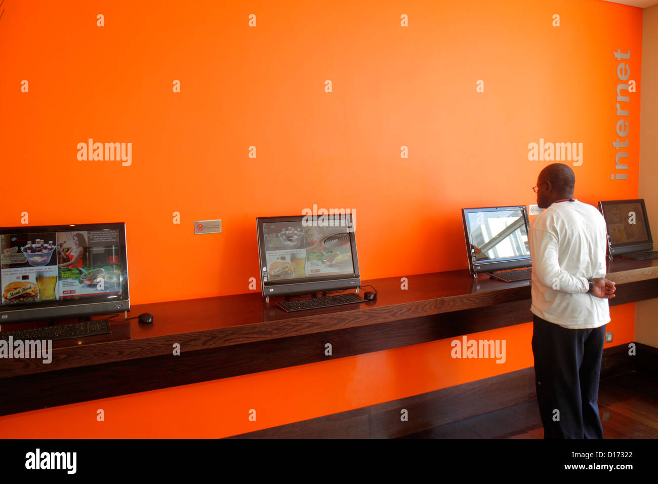 Dubai eau,Emirats Arabes Unis,Deira,Al Rigga,Al Rigga Road,Hotel ibis Deira,Al Rigga,Hotel,lobby,Internet,accès,ordinateur,moniteurs,hommes noirs Banque D'Images