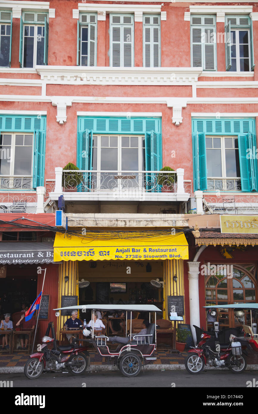 Les restaurants sur Sisowath Quay, Phnom Penh, Cambodge Banque D'Images