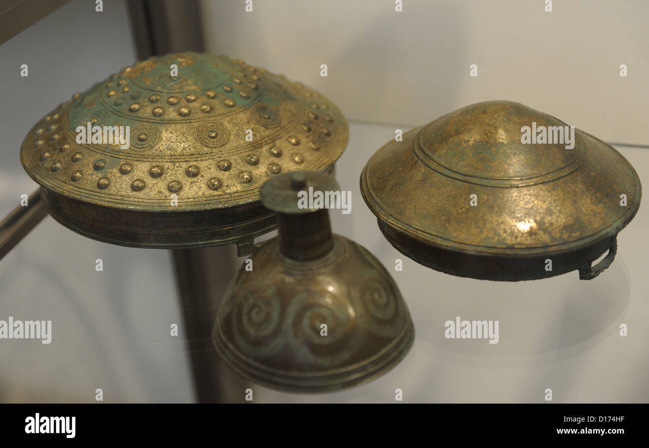 La préhistoire. L'Âge du Bronze. Ornements de ceinture, bagues de bras, un cou anneau. À partir d'une colline à gravier Fardal. 900-700 BC. Le Danemark. Banque D'Images