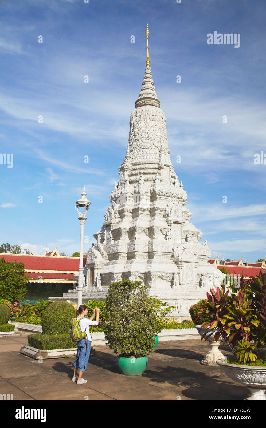 Femme à la Pagode d'argent au Palais Royal, Phnom Penh, Cambodge Banque D'Images