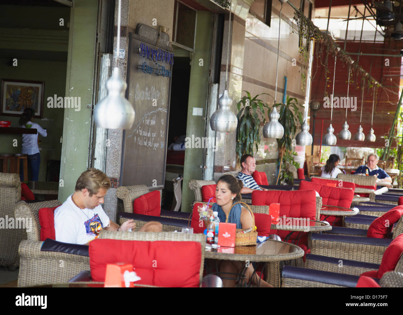 Les touristes au restaurant sur Sisowath Quay, Phnom Penh, Cambodge Banque D'Images