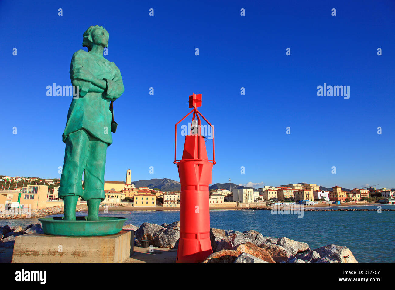 Italie, Toscane, San Vincenzo, le port, la statue de marin. Banque D'Images