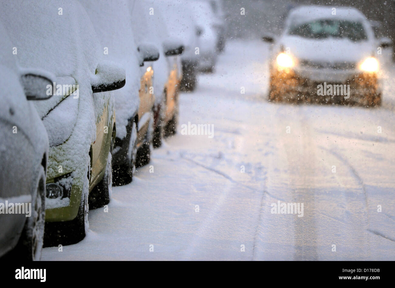 Les wagons couverts de neige sont au bord d'une route dans la région de Neuss, Allemagne, 07 décembre 2012. De fortes chutes de neige a tourné vers le nord-Westphalie dans un paysage hivernal et causé les routes glissantes. Photo : Daniel Naupold Banque D'Images