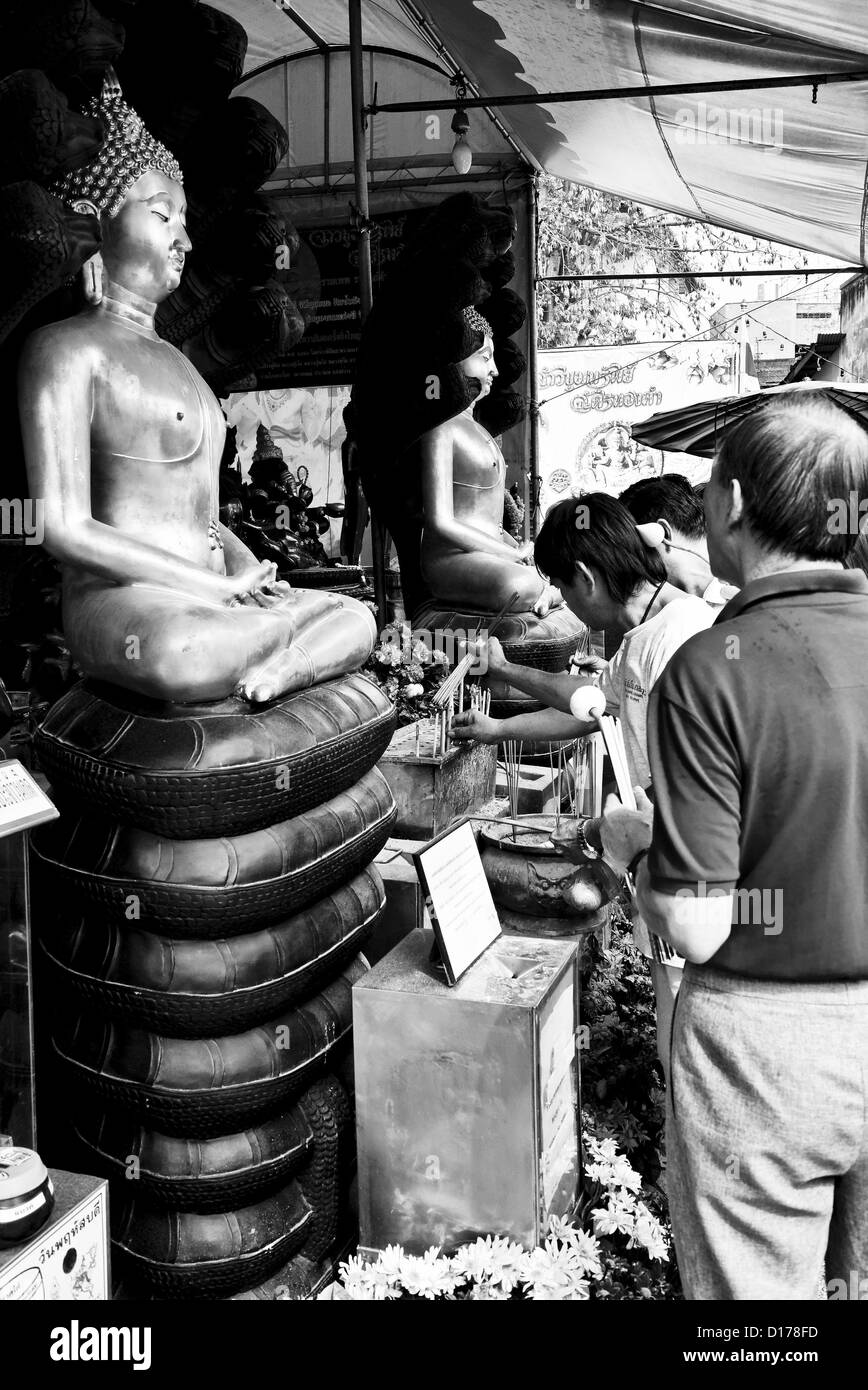Thaïlande Bangkok Quartier chinois Yaowarat Road Traimitwitthayaram Temple (Wat Traimit) un homme religieux thaïlandais offre Banque D'Images