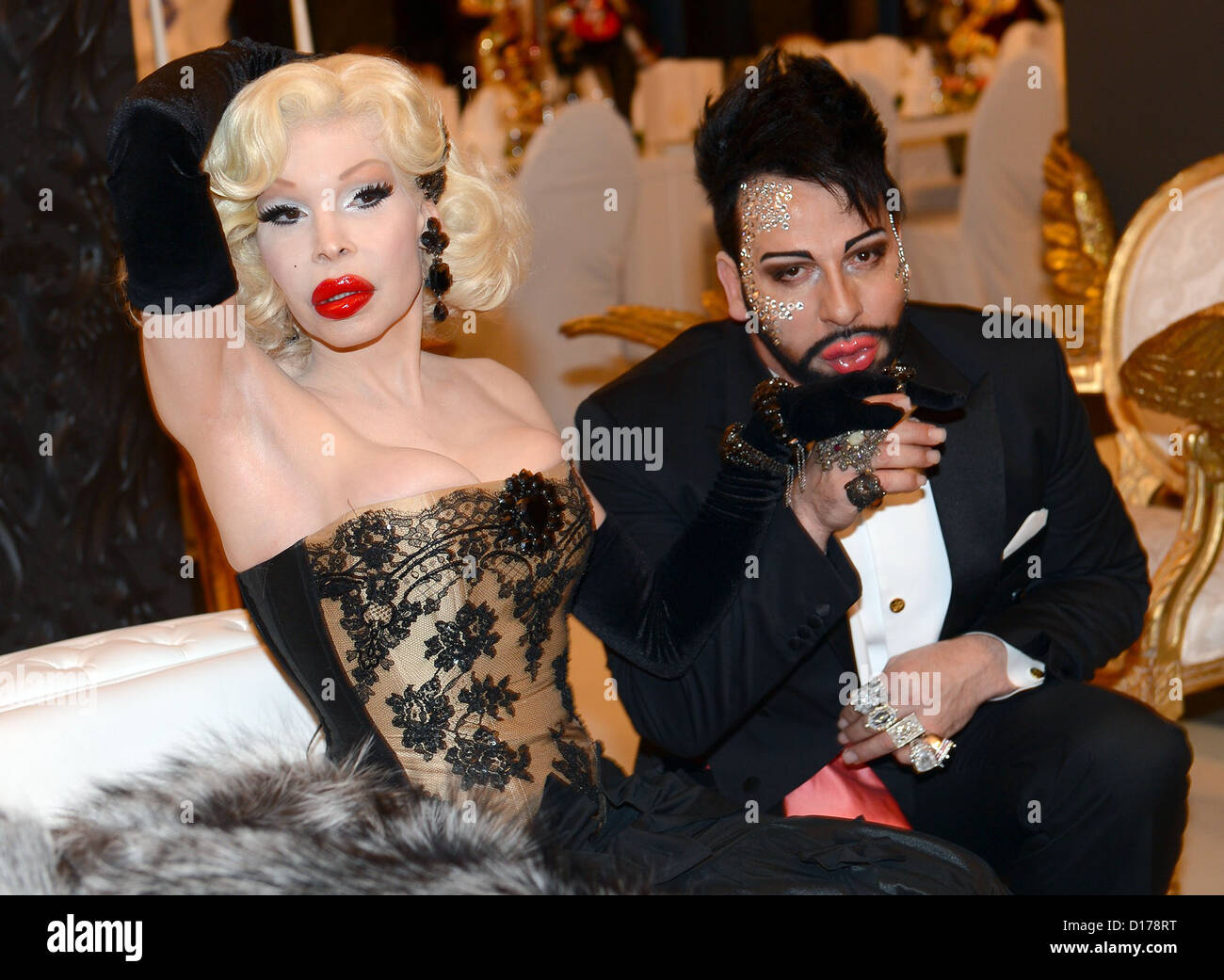 Fashion designer Harald Glööckler (R) et modèle US Amanda Lepore posent à l'intérieur du penthouse Glööckler à Berlin, Allemagne, 06 décembre 2012. À l'occasion du 25ème anniversaire des Pompöös Glööckler, a accueilli une partie de dîner. Photo : Britta Pedersen Banque D'Images