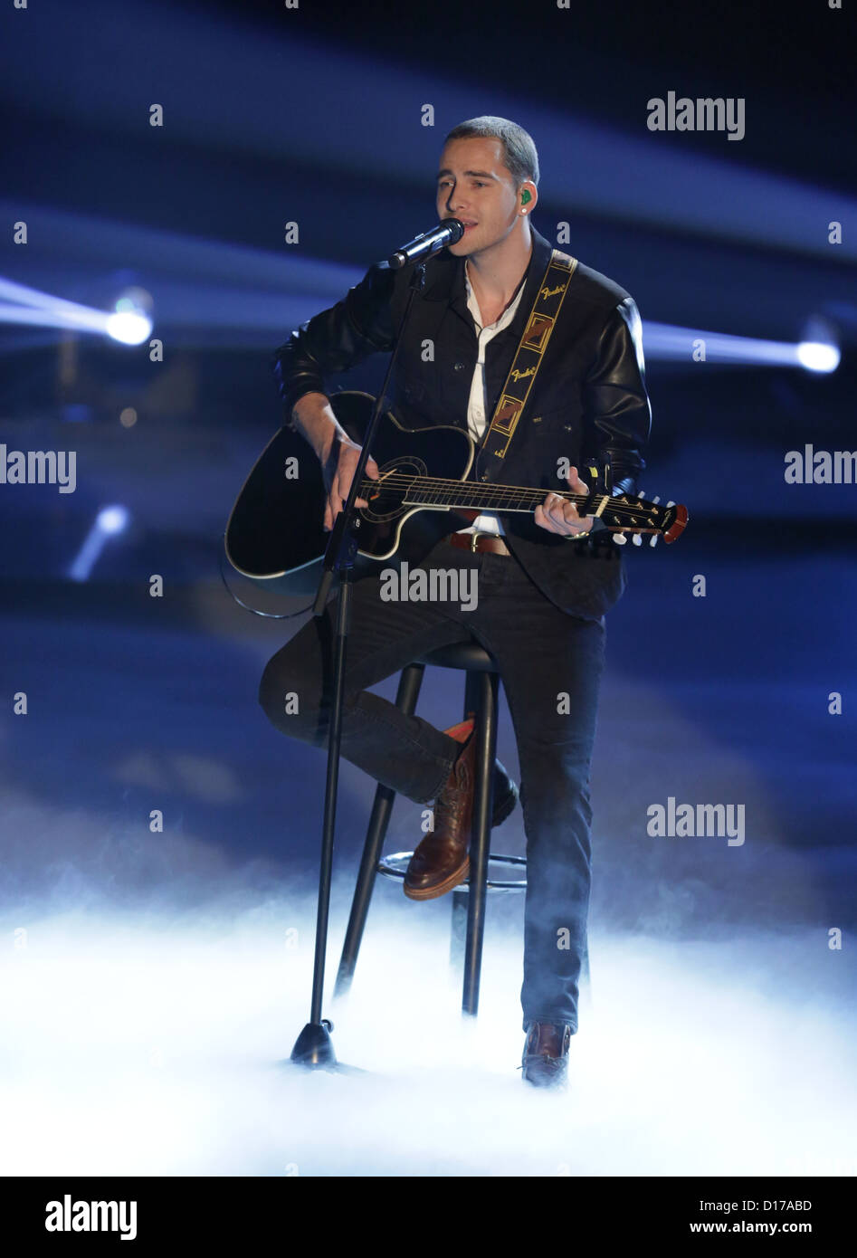 Le candidat de la German casting show 'La Voix de l'Allemagne', Michael Lane (C), joue sur la scène à Berlin, Allemagne, 7 décembre 2012. Seulement huit candidats sont gauche qui opère dans les demi-finales leur chanson compositions. Photo : Joerg Carstensen Banque D'Images