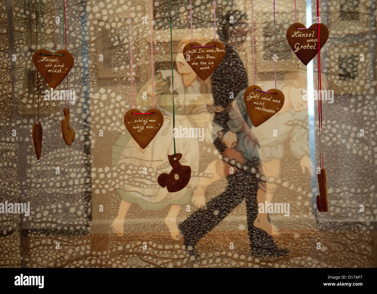 Une femme marche dans une installation de l'histoire d'Hansel et Gretel dans le Musée des frères Grimm à Kassel, Allemagne, 08 décembre 2012. Une exposition spéciale pour le 200e anniversaire de la contes de fées ouvre dimanche au musée. Photo : UWE ZUCCHI Banque D'Images