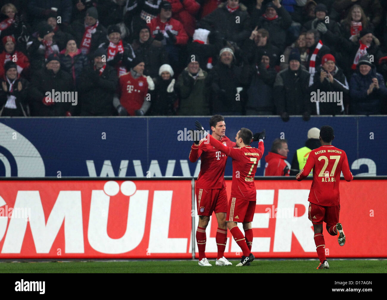 La Munich Mario Gomez (L-R) célèbre son but avec ses coéquipiers 0-2 Franck Ribery David Alaba Bundesliga lors de match de foot entre FC Augsburg Bayern Munich SGL Arena à Augsburg en Allemagne 08 décembre 2012 Photo : Karl Josef OPIM (ATTENTION : EMBARGO SUR LES CONDITIONS ! DFL permet d'approfondir l'utilisation jusqu'à 15 photos uniquement (pas de photos ou vidéo-sequntial série similaire photos admis) via Internet aux médias en ligne au cours de la mi-temps du match (y compris) prises à l'intérieur de stade et/ou commencer avant match DFL permet la transmission des enregistrements numérisés sans restriction au cours de match éditorial exclusivement interne Banque D'Images
