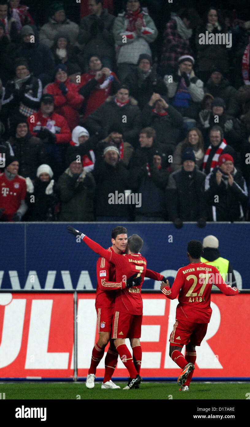 La Munich Mario Gomez (L-R) célèbre son but avec ses coéquipiers 0-2 Franck Ribery David Alaba Bundesliga lors de match de foot entre FC Augsburg Bayern Munich SGL Arena à Augsburg en Allemagne 08 décembre 2012 Photo : Karl Josef OPIM (ATTENTION : EMBARGO SUR LES CONDITIONS ! DFL permet d'approfondir l'utilisation jusqu'à 15 photos uniquement (pas de photos ou vidéo-sequntial série similaire photos admis) via Internet aux médias en ligne au cours de la mi-temps du match (y compris) prises à l'intérieur de stade et/ou commencer avant match DFL permet la transmission des enregistrements numérisés sans restriction au cours de match éditorial exclusivement interne Banque D'Images