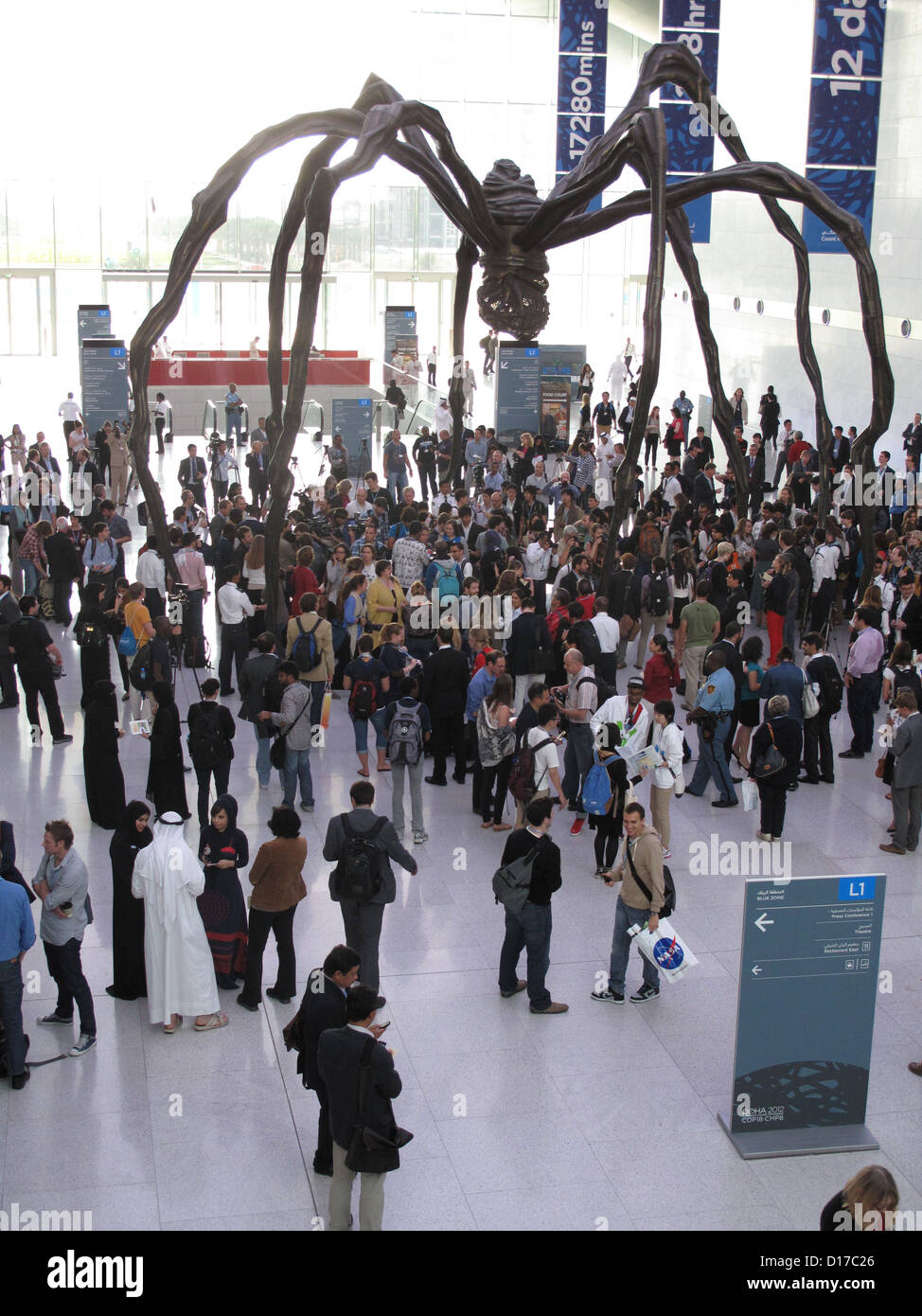Une vue de l'entrée du salon du centre de conférence avec l'araignée sculpture 'maman' (la mère) à la fin de l'artiste franco-américaine Louise Bourgeois à son centre au cours de la conférence sur le climat de Doha, Qatar, le 8 décembre 2012. Le sommet des Nations Unies sur le climat se bat pour un minimum de compromis dans la lutte contre le réchauffement climatique pour éviter une coupure complète de la conférence de deux semaines durant. Photo : Denise Donnebaum Banque D'Images
