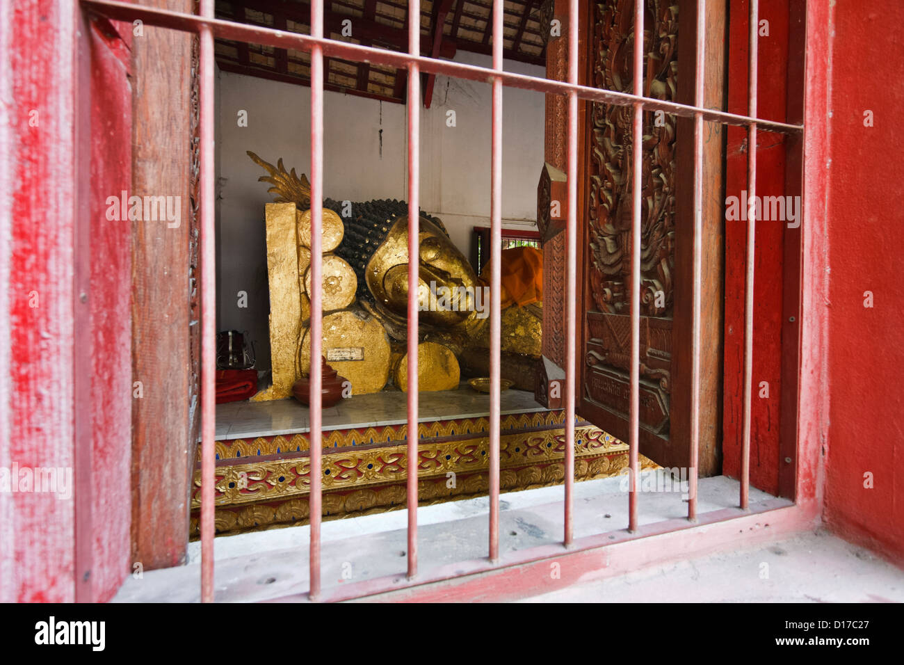 La Thaïlande, Chiang Mai, Bouddha couché, statue dans un petit temple bouddhiste Banque D'Images