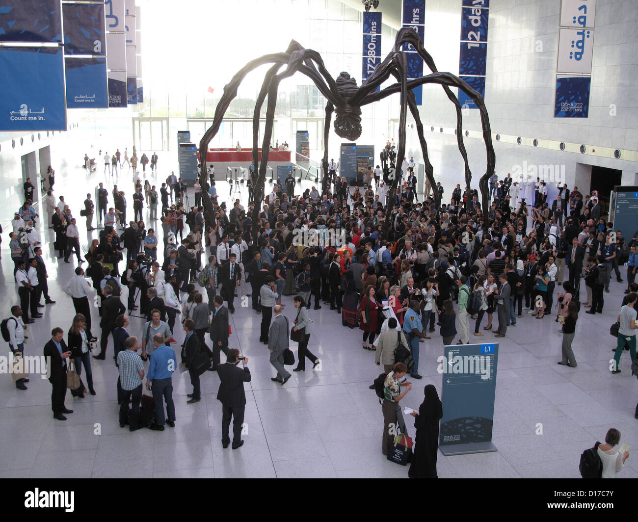 Une vue de l'entrée du salon du centre de conférence avec l'araignée sculpture 'maman' (la mère) à la fin de l'artiste franco-américaine Louise Bourgeois à son centre au cours de la conférence sur le climat de Doha, Qatar, le 8 décembre 2012. Le sommet des Nations Unies sur le climat se bat pour un minimum de compromis dans la lutte contre le réchauffement climatique pour éviter une coupure complète de la conférence de deux semaines durant. Photo : Denise Donnebaum Banque D'Images