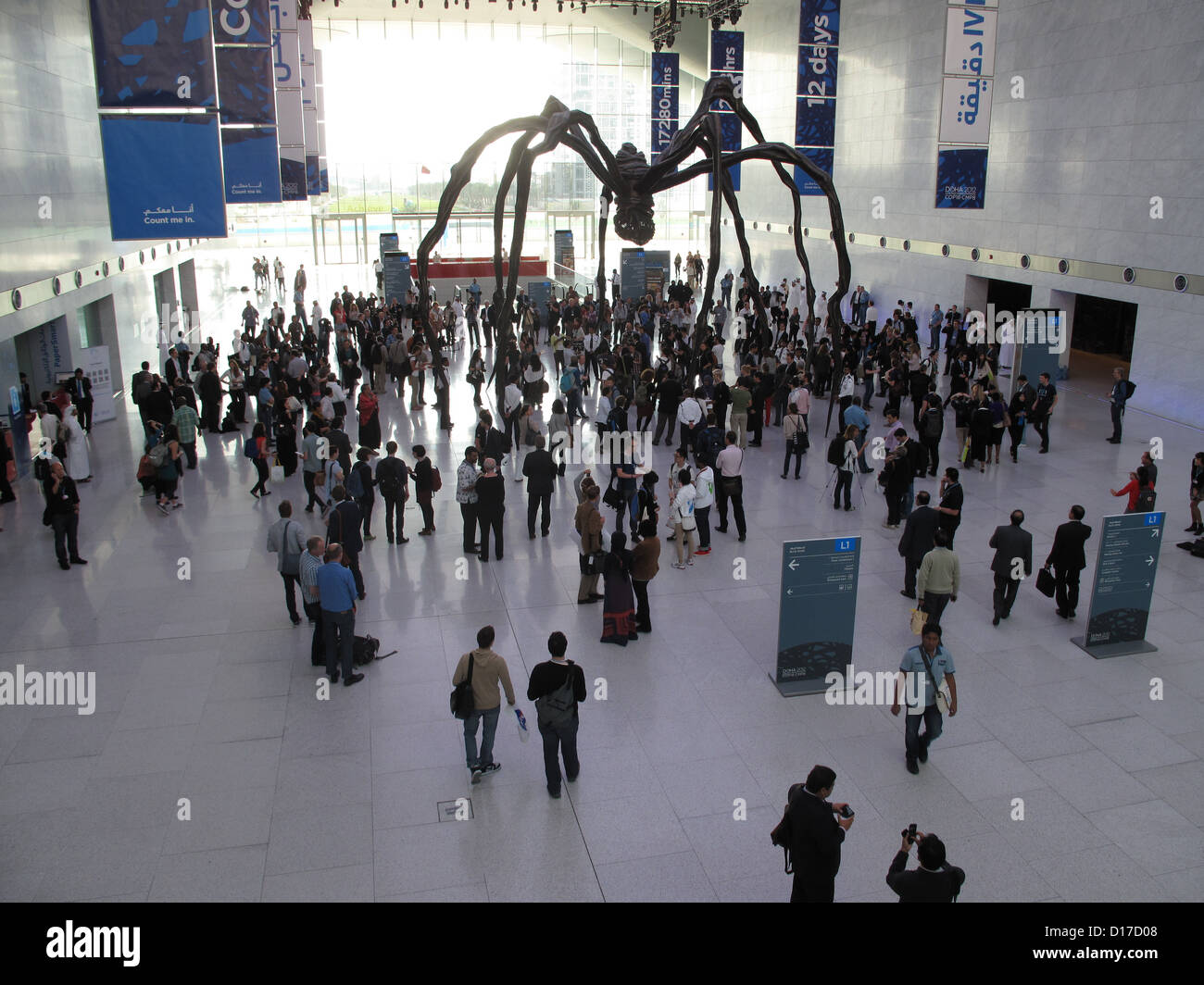 Une vue de l'entrée du salon du centre de conférence avec l'araignée sculpture 'maman' (la mère) à la fin de l'artiste franco-américaine Louise Bourgeois à son centre au cours de la conférence sur le climat de Doha, Qatar, le 8 décembre 2012. Le sommet des Nations Unies sur le climat se bat pour un minimum de compromis dans la lutte contre le réchauffement climatique pour éviter une coupure complète de la conférence de deux semaines durant. Photo : Denise Donnebaum Banque D'Images