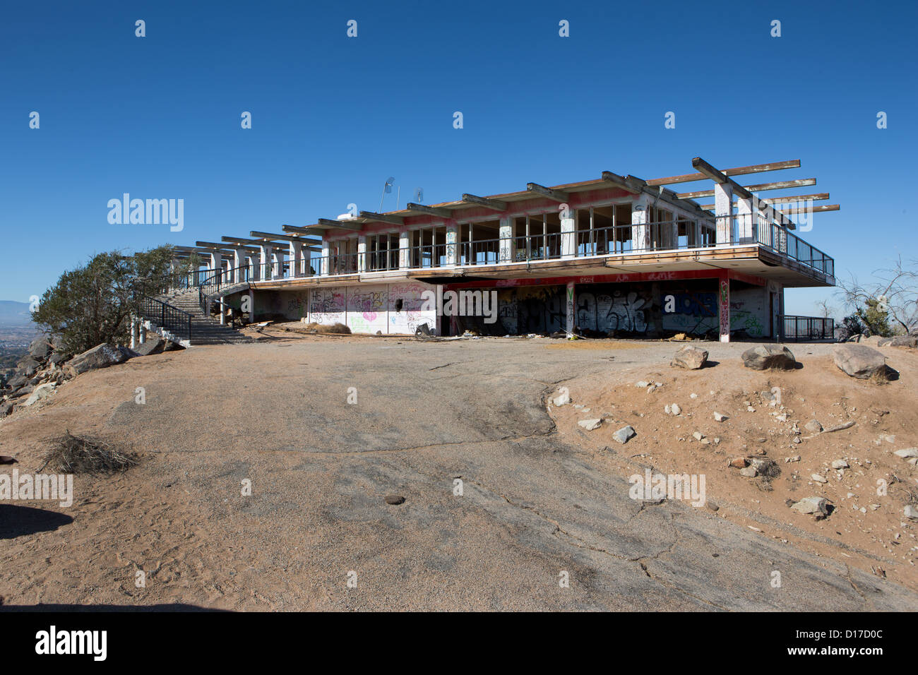 Newt Paradise, une maison abandonnée au sommet d'une colline à Apple Valley, en Californie. Banque D'Images