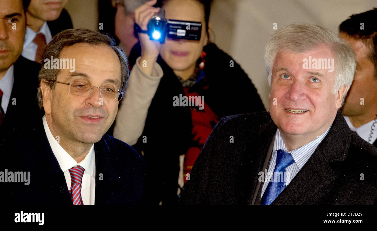 Le premier ministre bavarois Horst Seehofer (R) rencontre le Premier Ministre grec Antonis Samaras à Munich, Allemagne, 09 décembre 2012. Photo : PETER KNEFFEL Banque D'Images
