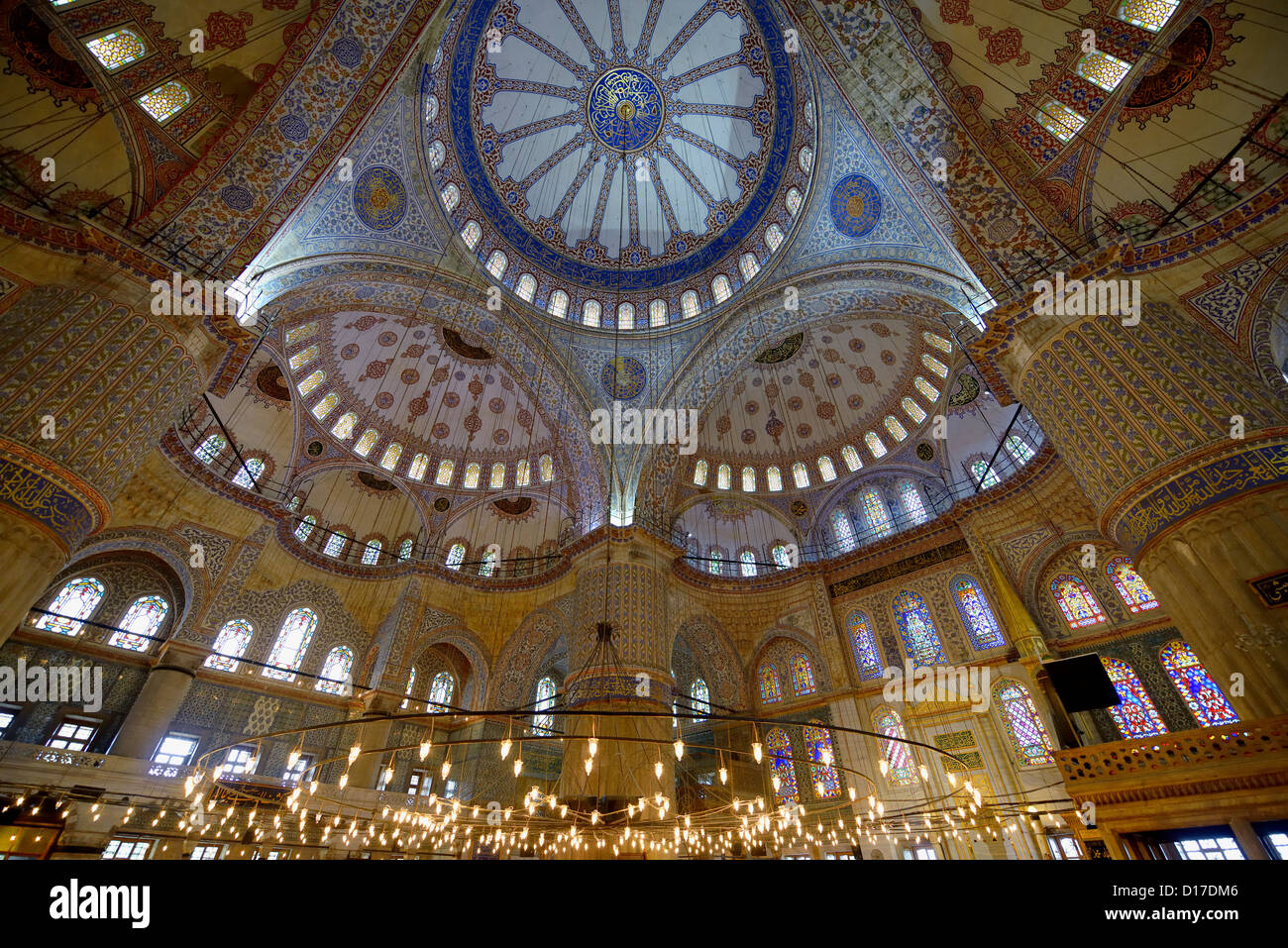 D'Iznik bleue de l'intérieur de la Mosquée Sultan Ahmed Istanbul Turquie avec vitraux autour du mihrab Banque D'Images
