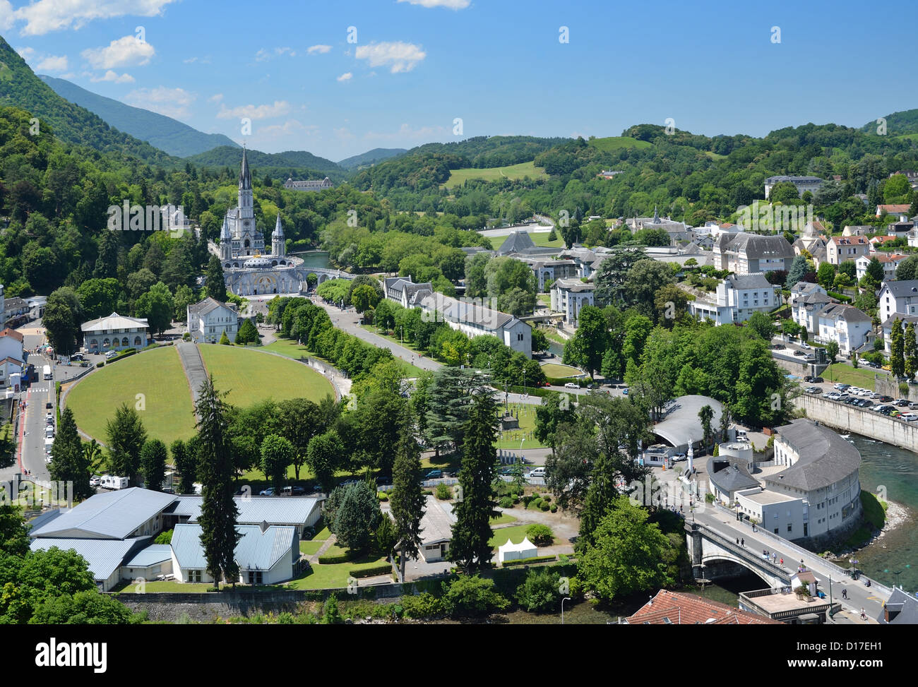 Vue d'été de Lourdes, avec la basilique du Rosaire Banque D'Images