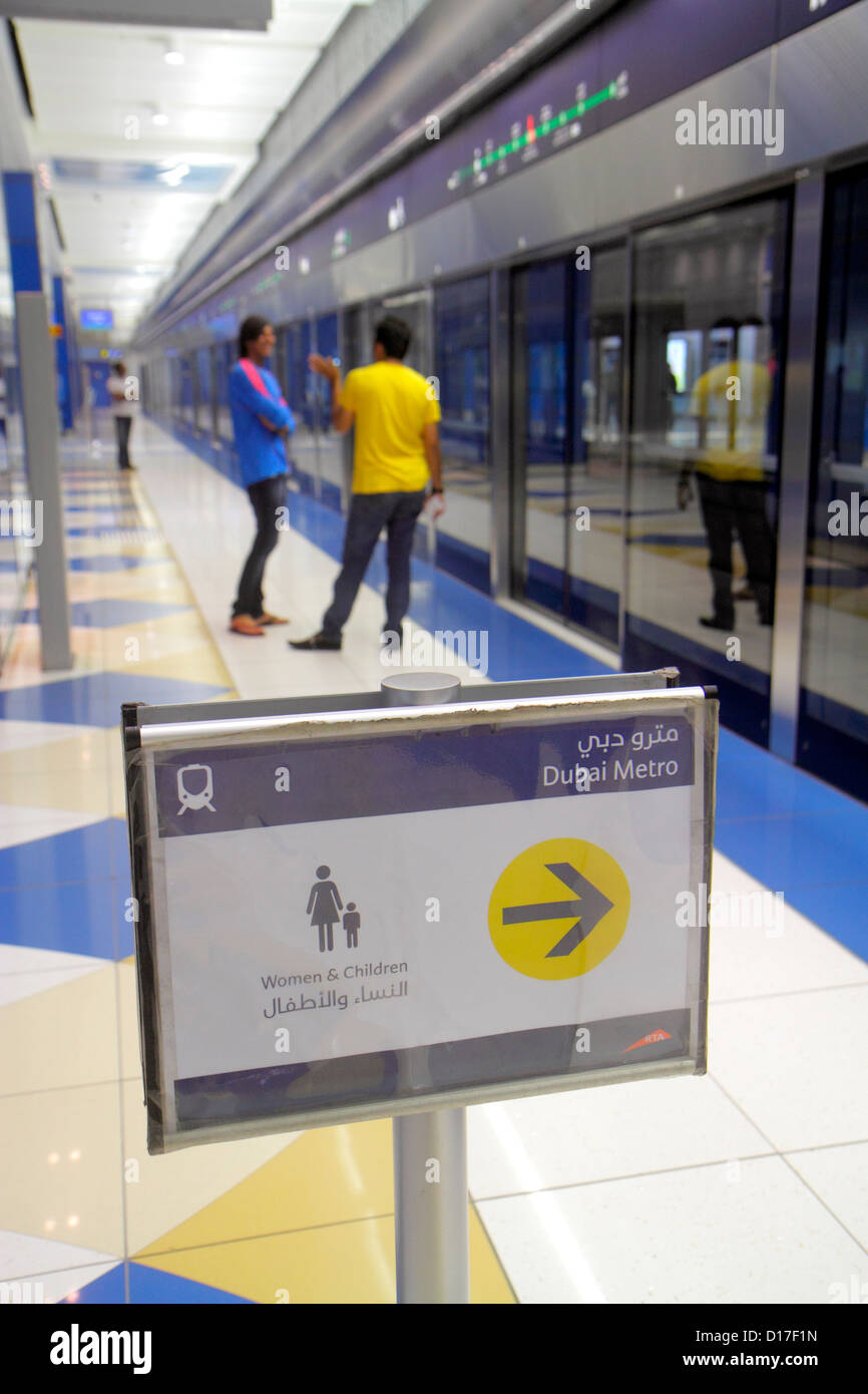 Dubai eau,Emirats Arabes Unis,Deira,Station de métro Palm Deira,Green Line,métro,train,train,intérieur,plate-forme,anglais,arabe,langue,bilingue Banque D'Images