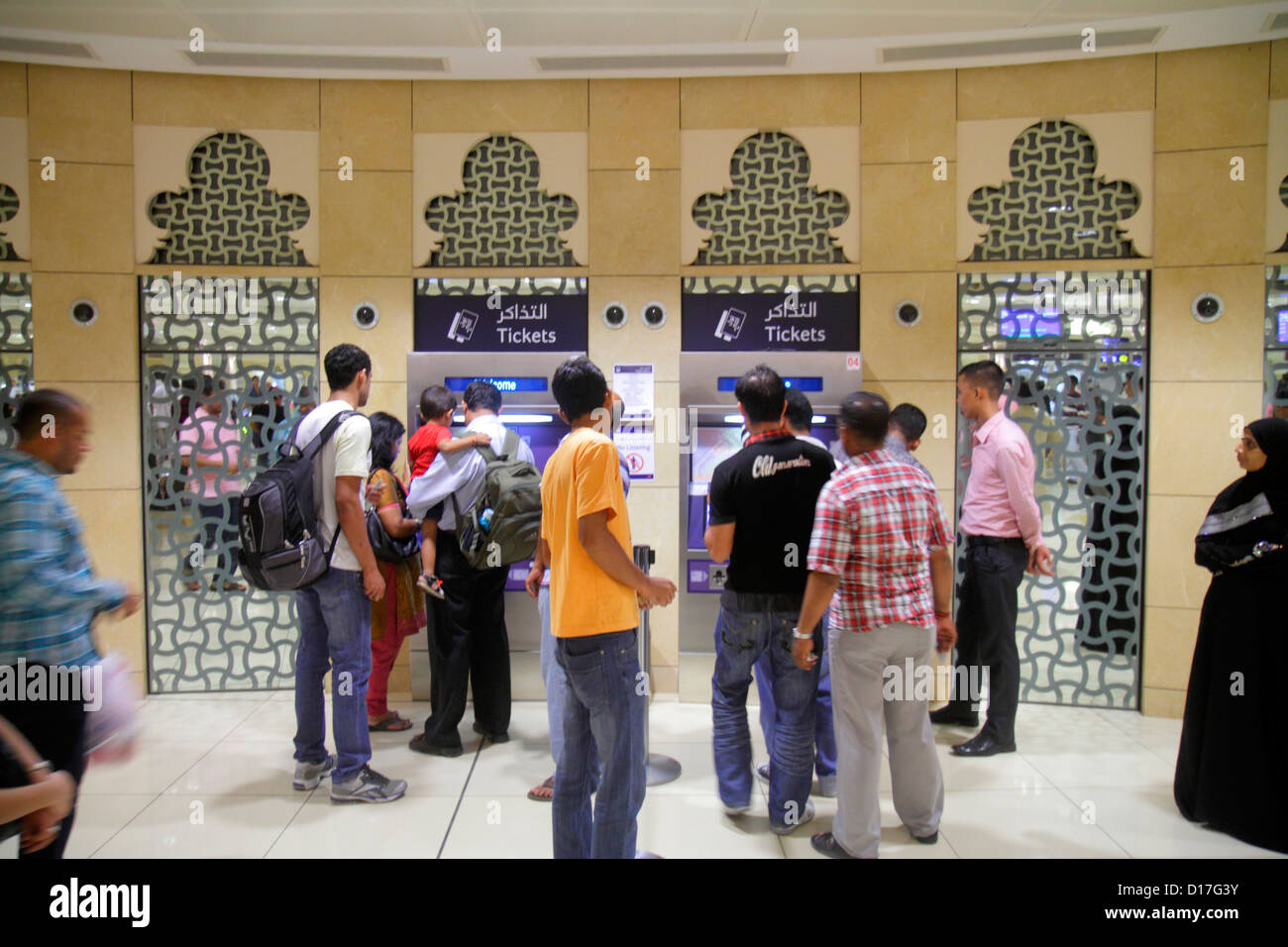 Dubai eau,Emirats Arabes Unis,Al Souqe Al Kabeer,Al Ghubaiba Station de métro,ligne verte,métro,train,train,asiatique homme hommes adultes hommes,travail migrant Banque D'Images