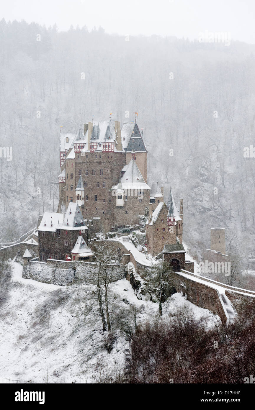 Vue sur le château de Burg Eltz dans la neige de l'hiver en Allemagne Banque D'Images