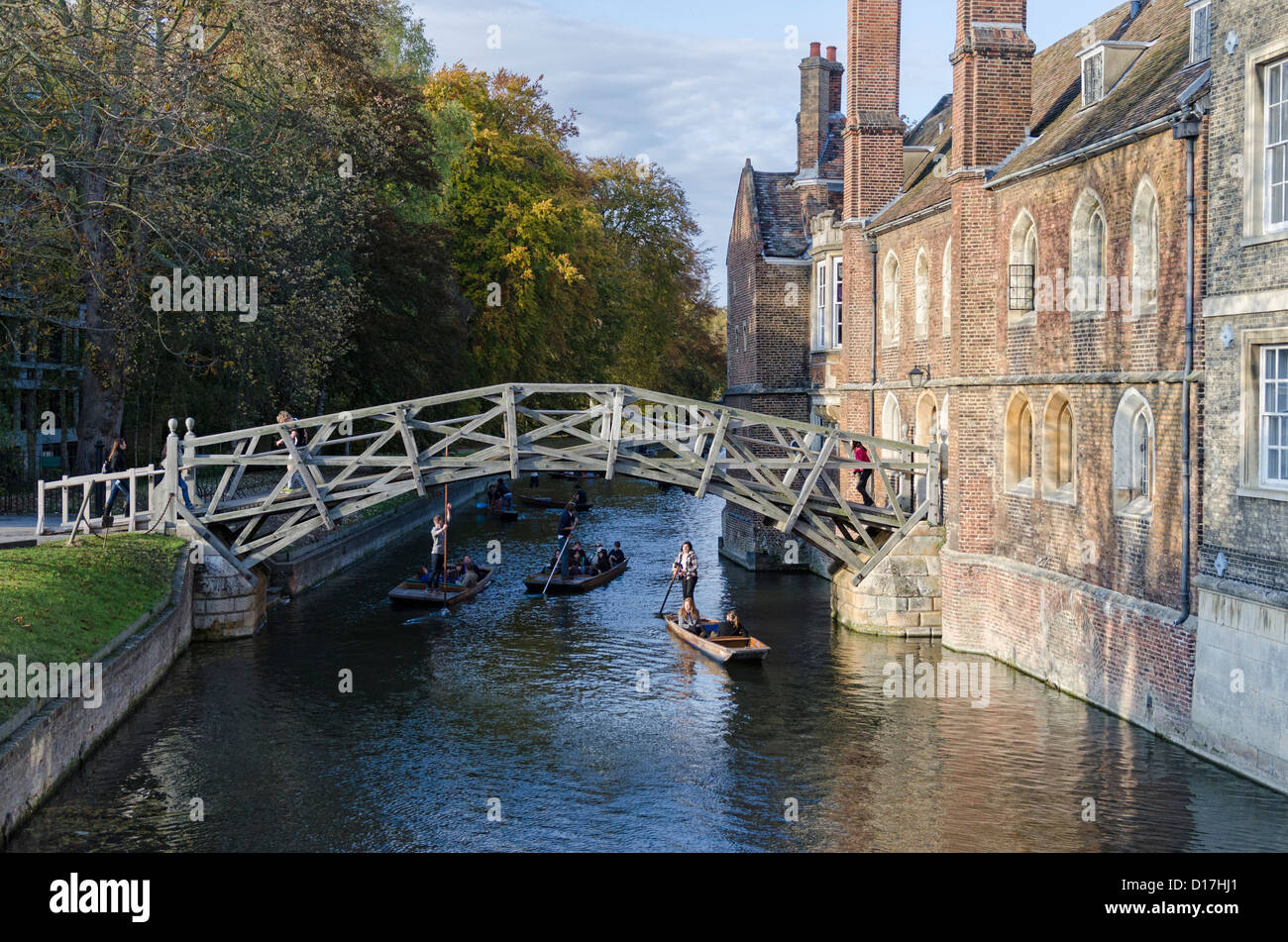 Cambridge, barques sous le pont mathématique Banque D'Images