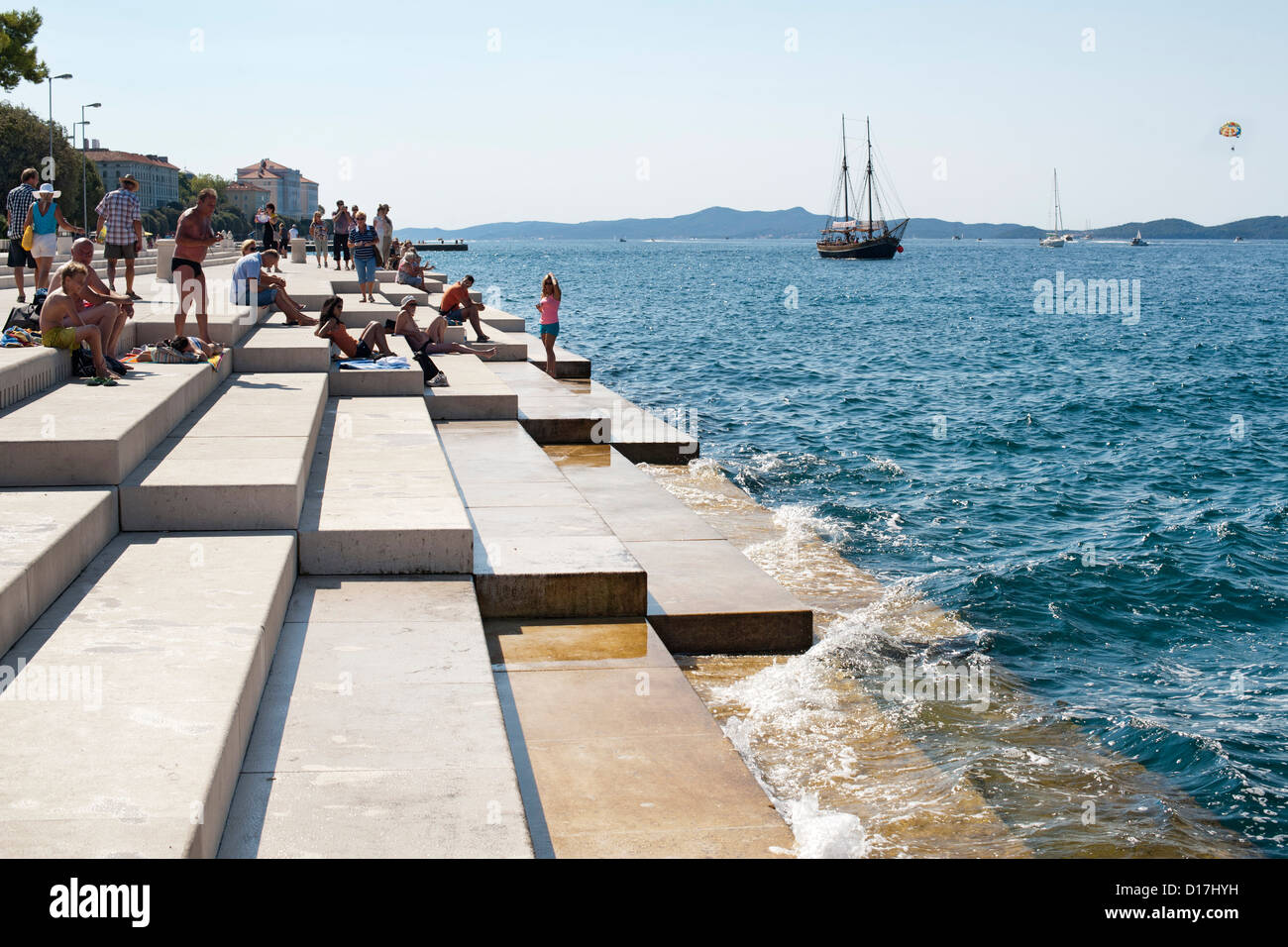 Les gens sur les marches de l''mer' orgue de Zadar sur la côte Adriatique de Croatie. Banque D'Images