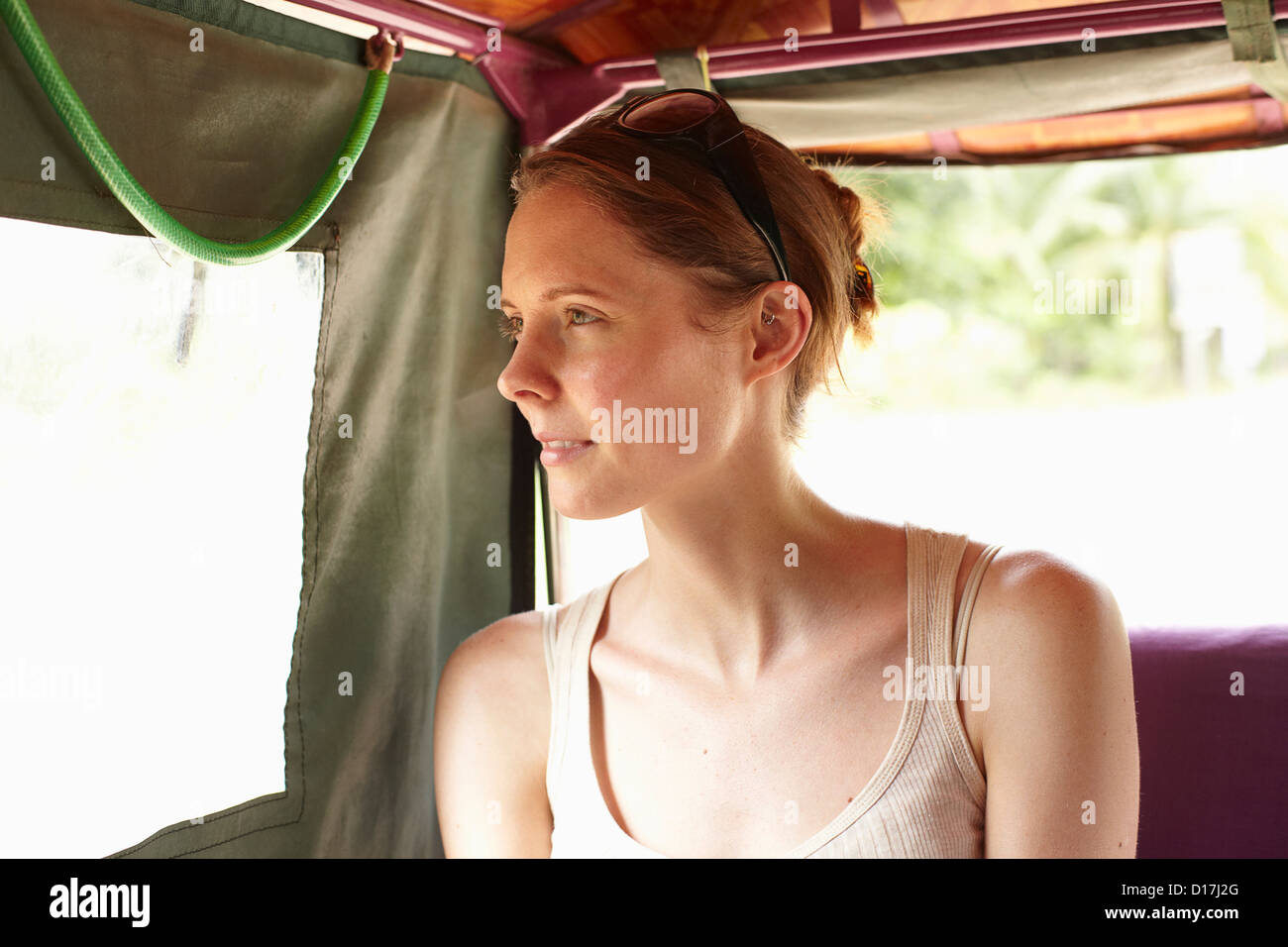 Woman looking out car window Banque D'Images