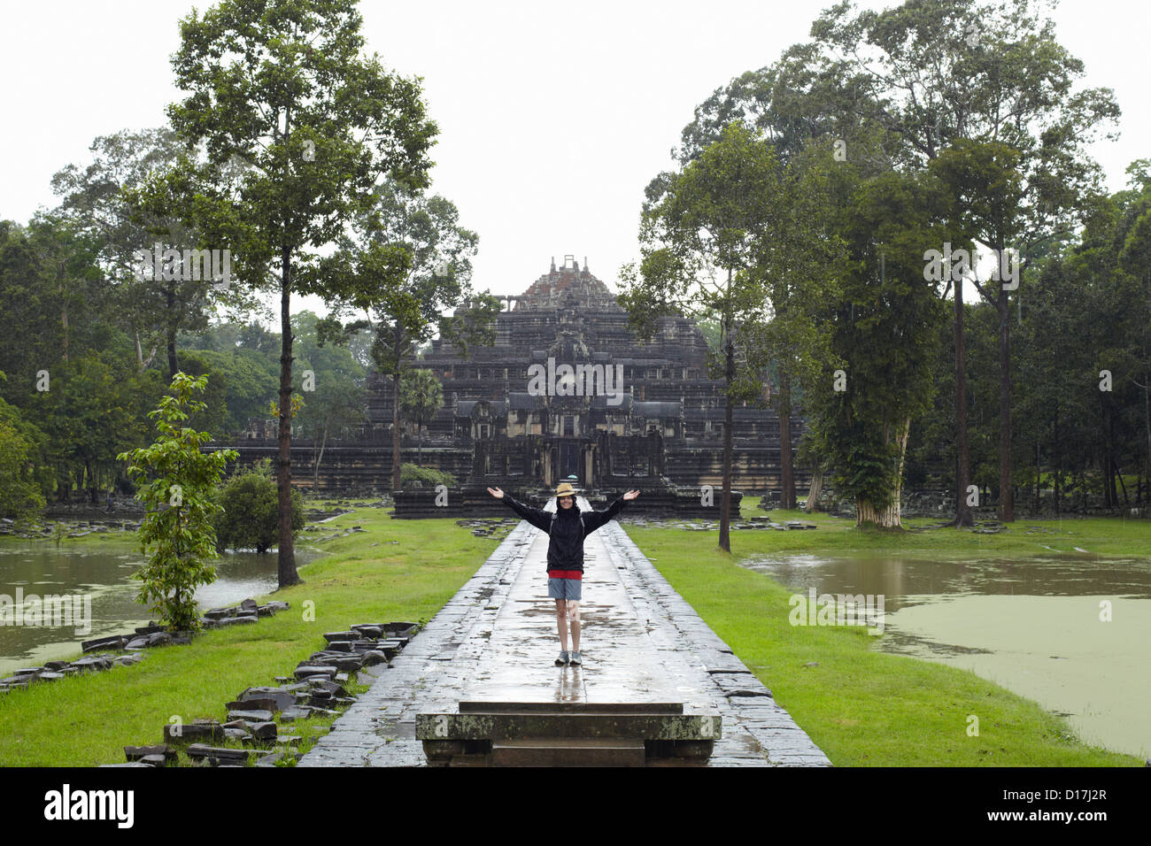 Femme debout dans le passage libre de temple Banque D'Images