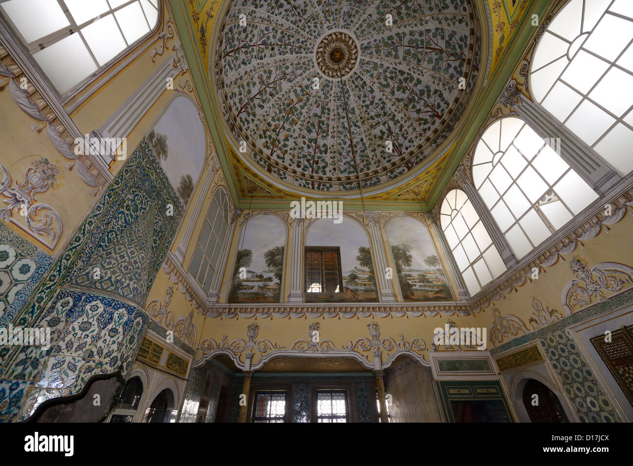 Peintures dans la salle de réception de l'hotel Sultan douairière de la Reine Mère, le palais de Topkapi Istanbul Turquie Banque D'Images