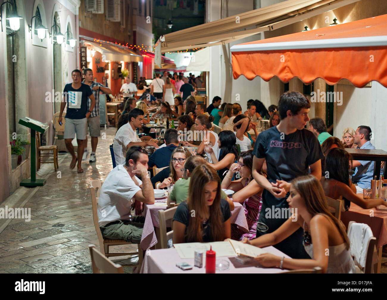 Les cafés bondés dans la vieille ville de Zadar sur la côte Adriatique de Croatie. Banque D'Images