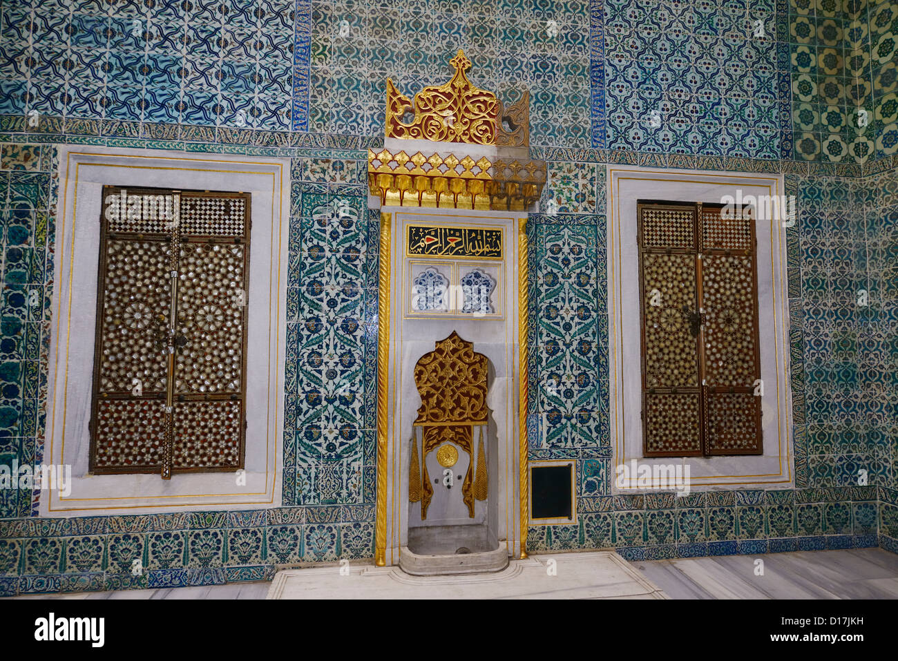 Hall avec une fontaine dans le vestibule du harem où princes et consorts attendu pour saisir les Sultans Imperial Hall Palais de Topkapi Istanbul Turquie Banque D'Images