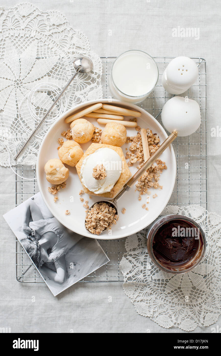 Assiette de profiteroles avec gruau Banque D'Images