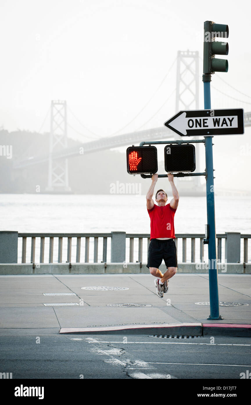 Man exercising on city street Banque D'Images