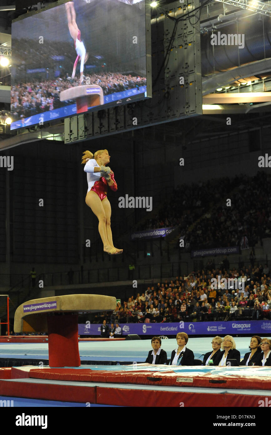 Elizabeth Seitz voler au-dessus de la table de saut lors de la voûte de la Coupe du Monde de Glasgow à l'Emirates Arena. Banque D'Images