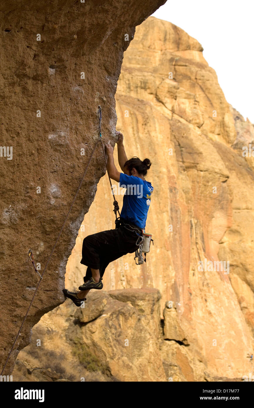 Ou00590-00....OREGON - Rock climber Ben O'Connell ordre croissant à la réaction en chaîne Smith Rocks State Park. Banque D'Images