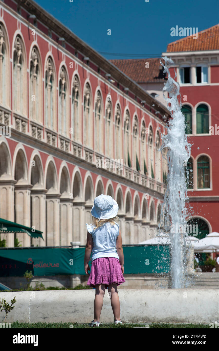 Jeune fille et fontaine en Prokurative (aka la place de la République), d'une place dans la ville de Split sur la côte Adriatique de Croatie. Banque D'Images