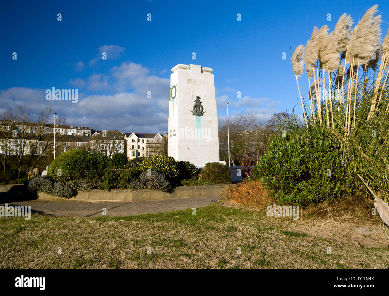 Monument commémoratif de guerre en plus de piste cyclable de la Baie de Swansea swansea glamorgan South Wales Banque D'Images