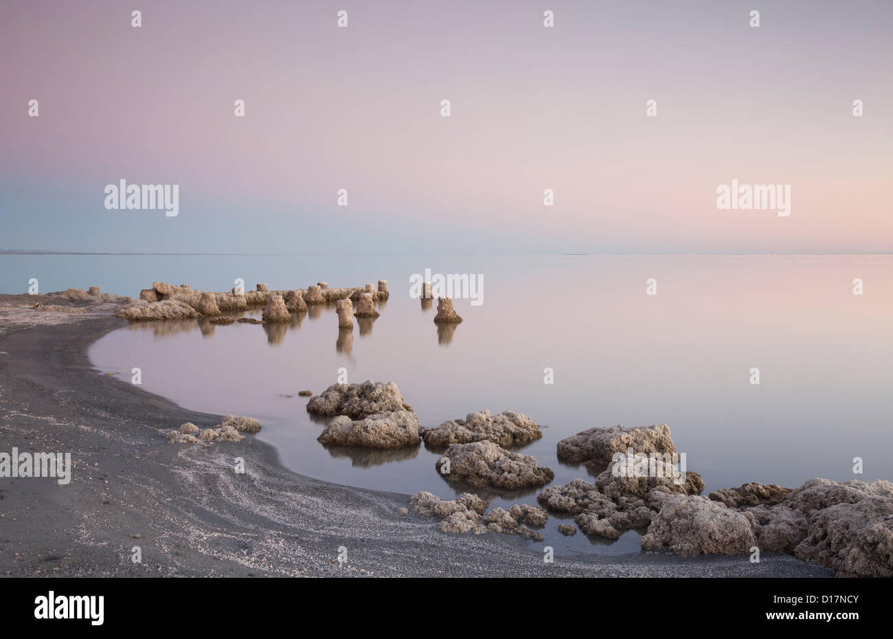 Rivage à Salton Sea (Californie), au coucher du soleil. Banque D'Images