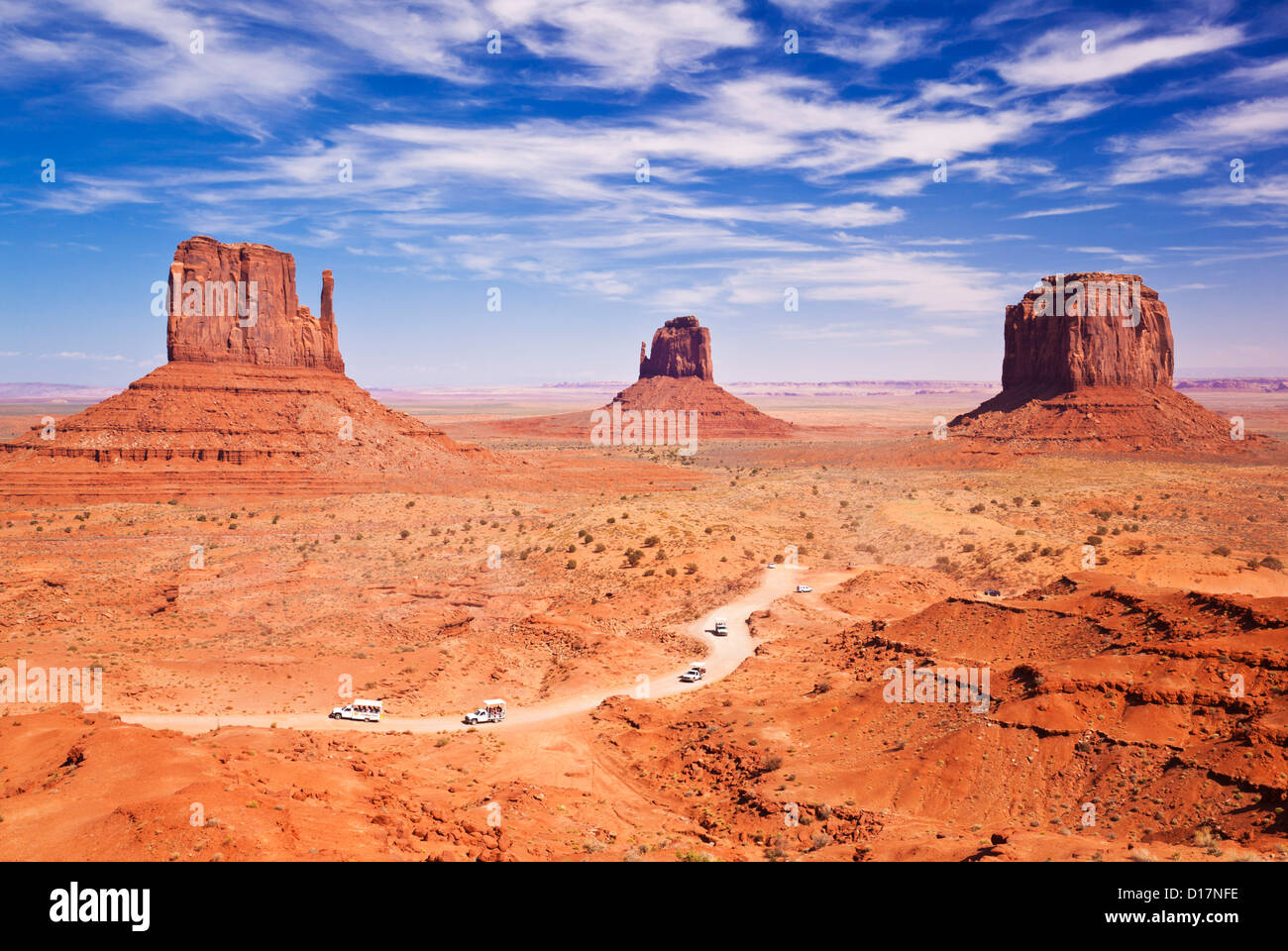 West Mitten Butte, East Mitten Butte et Merrick Butte, les mitaines Jeep Tours de Monument Valley Navajo Tribal Park, Arizona, USA Banque D'Images