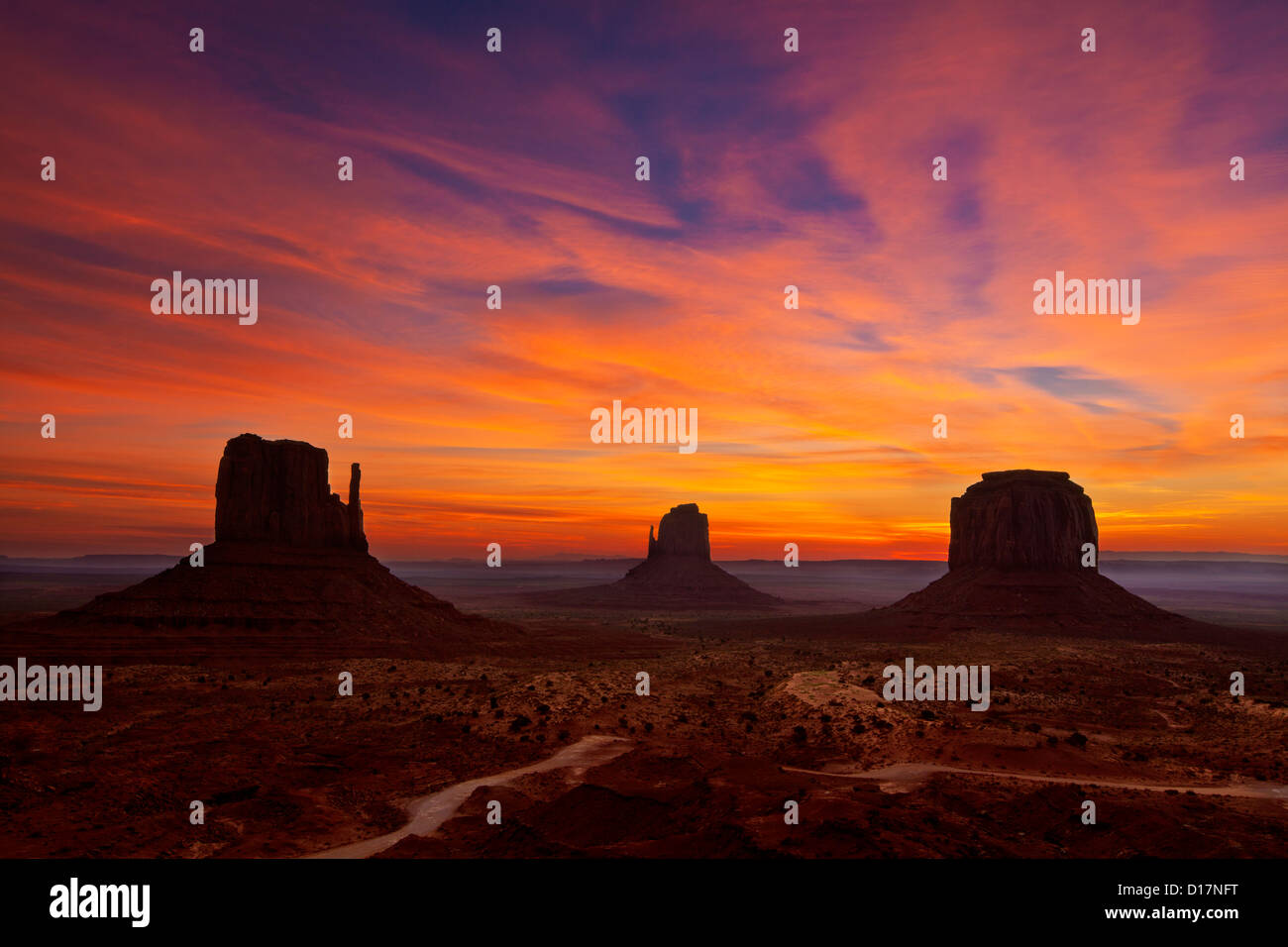 West Mitten Butte, East Mitten Butte et Merrick Butte, les mitaines au lever du soleil, Monument Valley Navajo Tribal Park, Arizona, USA Banque D'Images