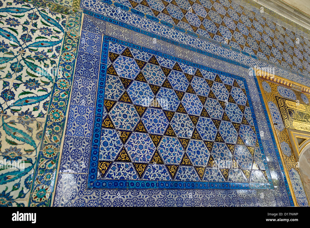 Carreaux ornés sur mur extérieur de la Chambre de la bienheureuse Mantle Palais de Topkapi Istanbul Turquie Banque D'Images