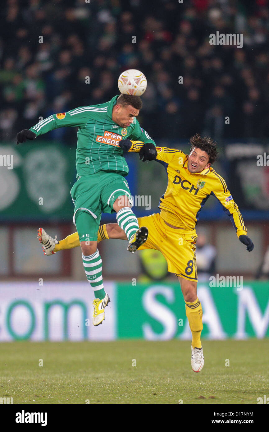 Edmar (# 8) et Metalist Terrence Boyd (# 9) Rapide pour lutter contre la balle le 6 décembre 2012 à Vienne, Autriche. Banque D'Images