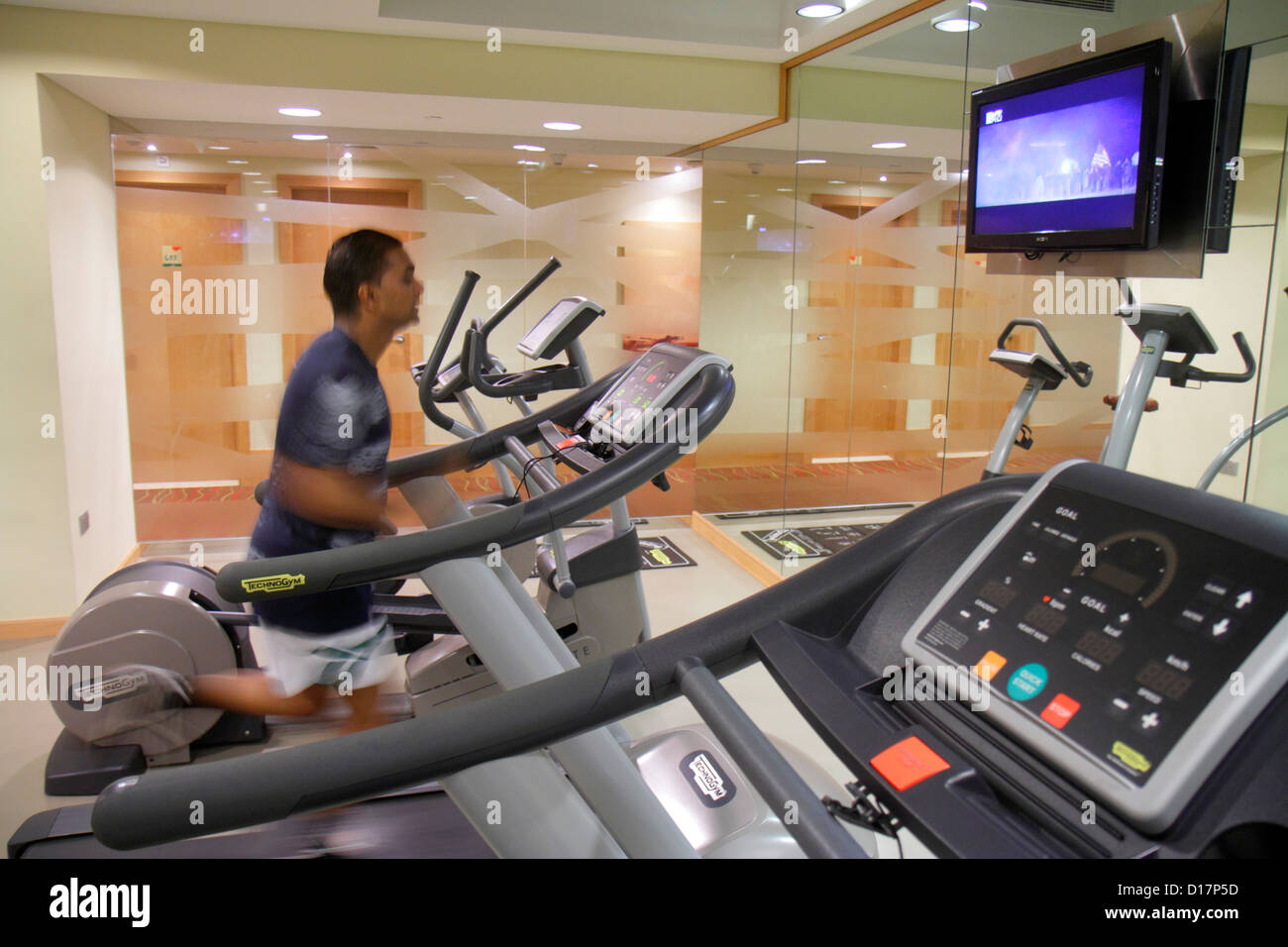 Dubai eau,Émirats Arabes Unis,Deira,Al Rigga Road,Hôtel ibis Deira,Al Rigga,hôtel,gymnase,salle d'entraînement,tapis roulant,homme asiatique hommes hommes adultes,course Banque D'Images