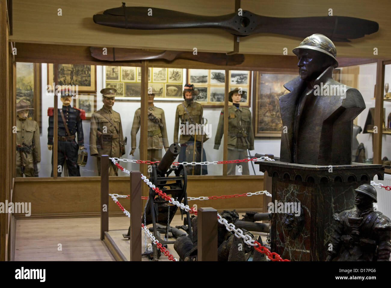 Intérieur de WW1 Sanctuary Wood Museum Hill 62 montrant des armes et des uniformes de la Première Guerre mondiale face à Zillebeke, Belgique Banque D'Images