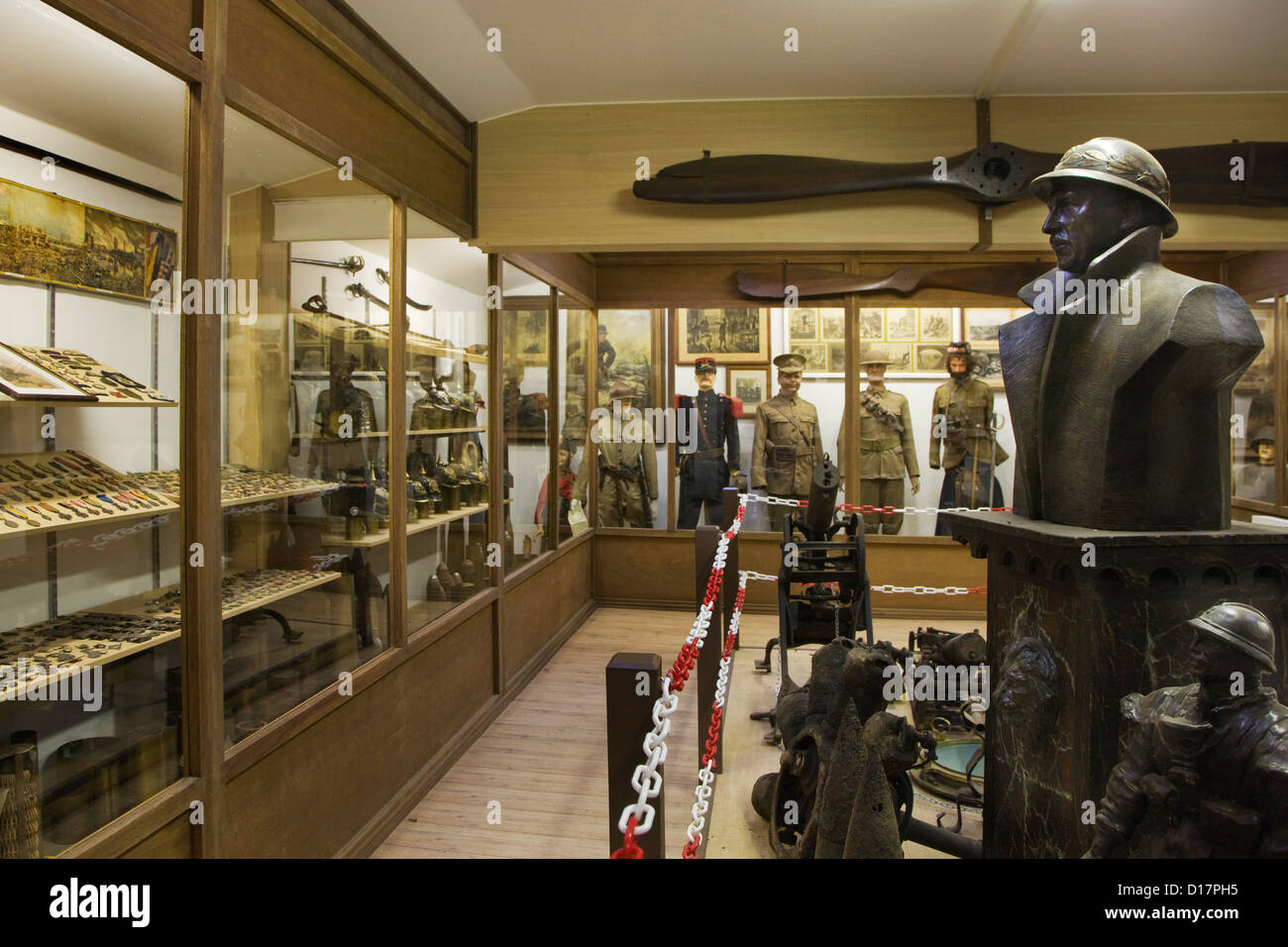 Intérieur de la WW1 Sanctuary Wood Museum Hill 62 montrant des armes et des uniformes de la Première Guerre mondiale face à Zillebeke, Belgique Banque D'Images