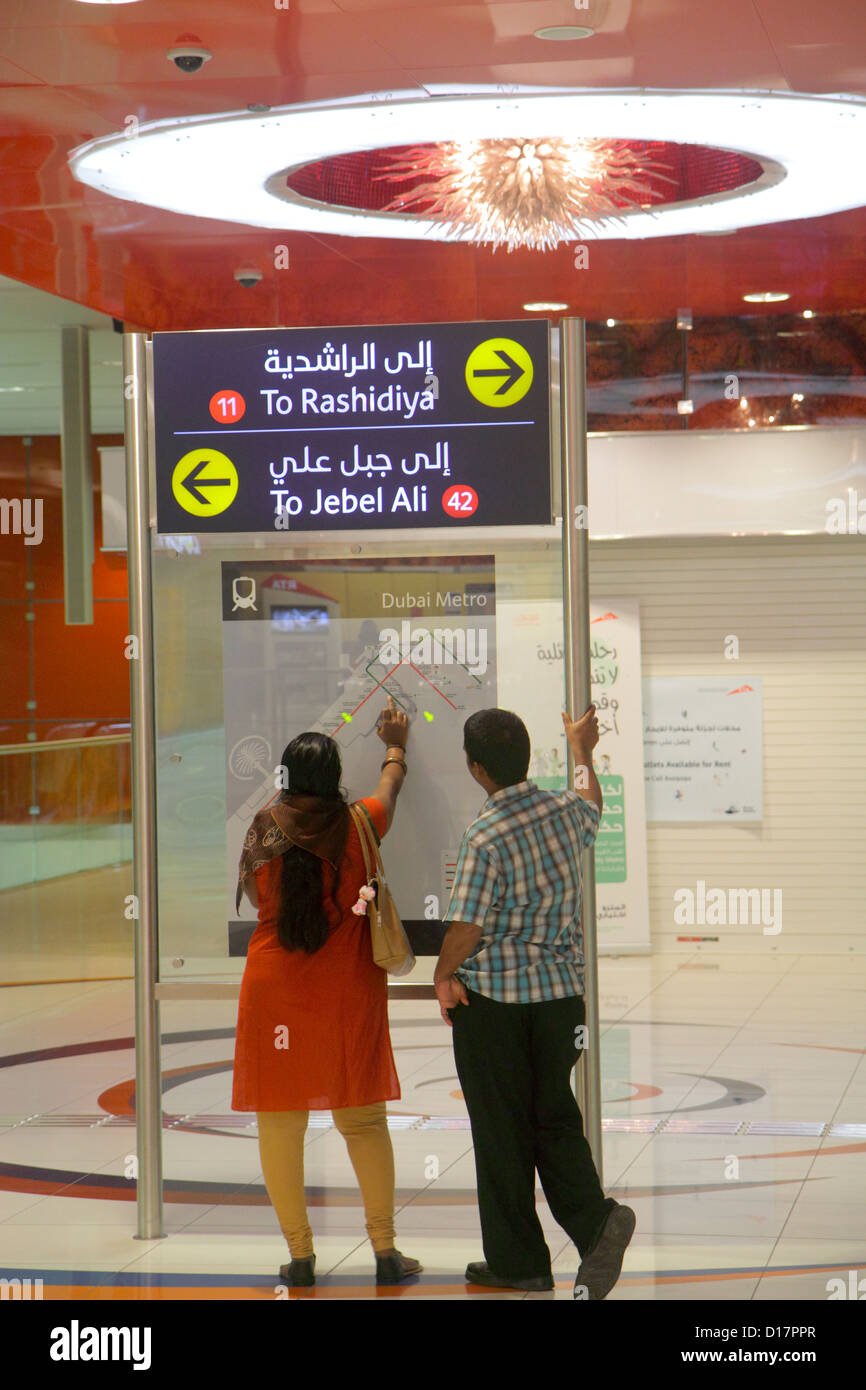 Dubai eau,Emirats Arabes Unis,Deira,Al Rigga Metro Station,Red Line,metro,train,train,intérieur,asiatique homme hommes hommes,femme femmes,couple,s Banque D'Images