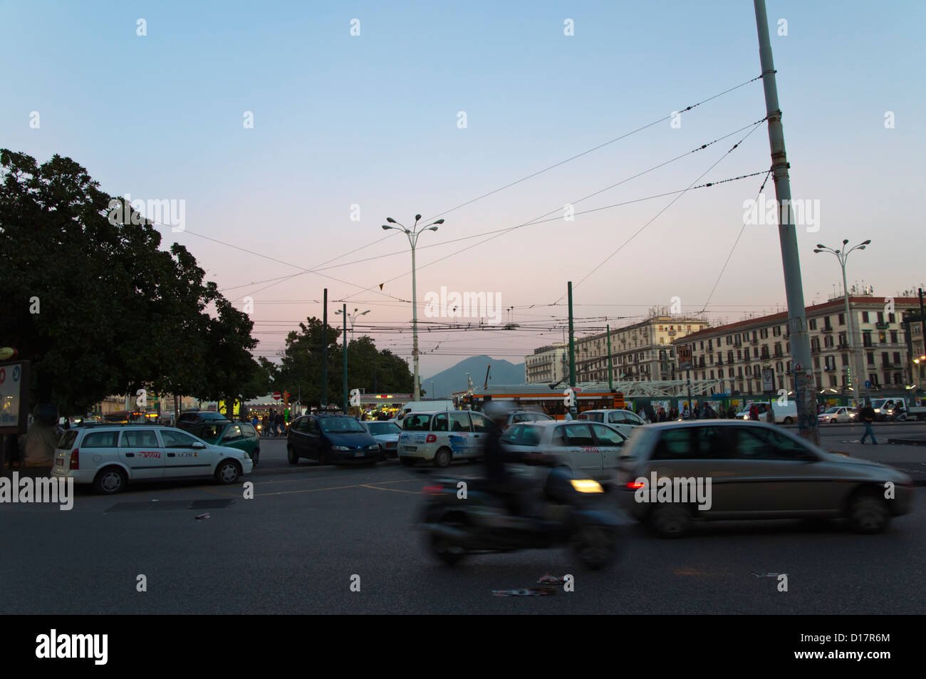 Piazza Garibaldi à Corso Garibaldi street à la tombée de la ville Naples central district Forcella La région Campanie en Italie Banque D'Images